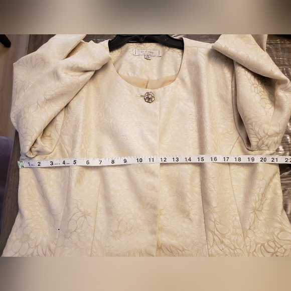 Champagne/Cream Floral Motif Suit - Picture 6 of 9